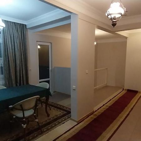 Hostel Gomani Batoemi Buitenkant foto