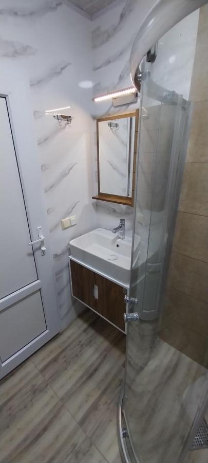 Hostel Gomani Batoemi Buitenkant foto