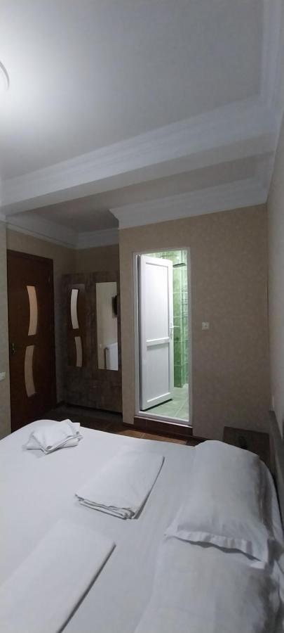 Hostel Gomani Batoemi Buitenkant foto